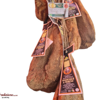 Il guanciale di Norcia è la guancia del maiale, un taglio di carne suina percorso da venature