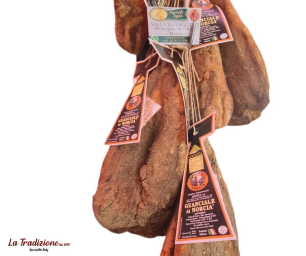 Il guanciale di Norcia è la guancia del maiale, un taglio di carne suina percorso da venature